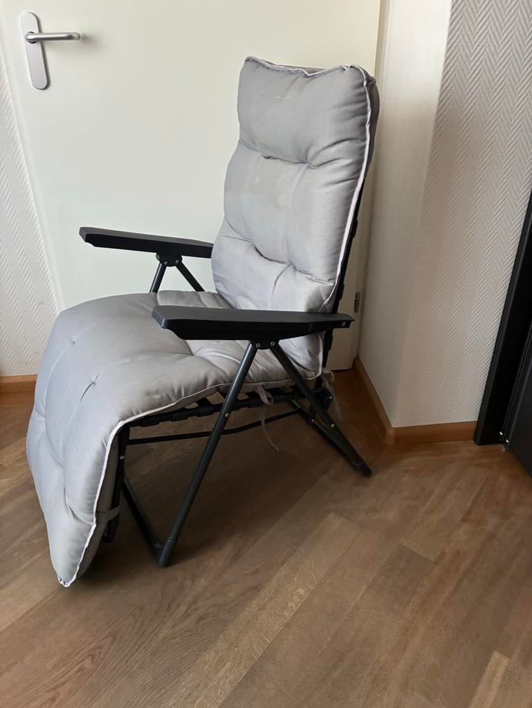 Verstelbare tuinstoel met kussen., Tuin en Terras, Tuinstoelen, Ophalen, Zo goed als nieuw, Kunststof, Verstelbaar