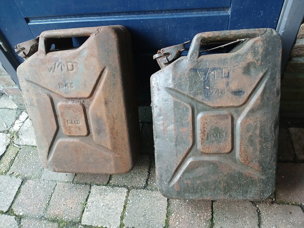Twee Britse jerrycans setprijs, Ophalen, Engeland, Embleem of Badge