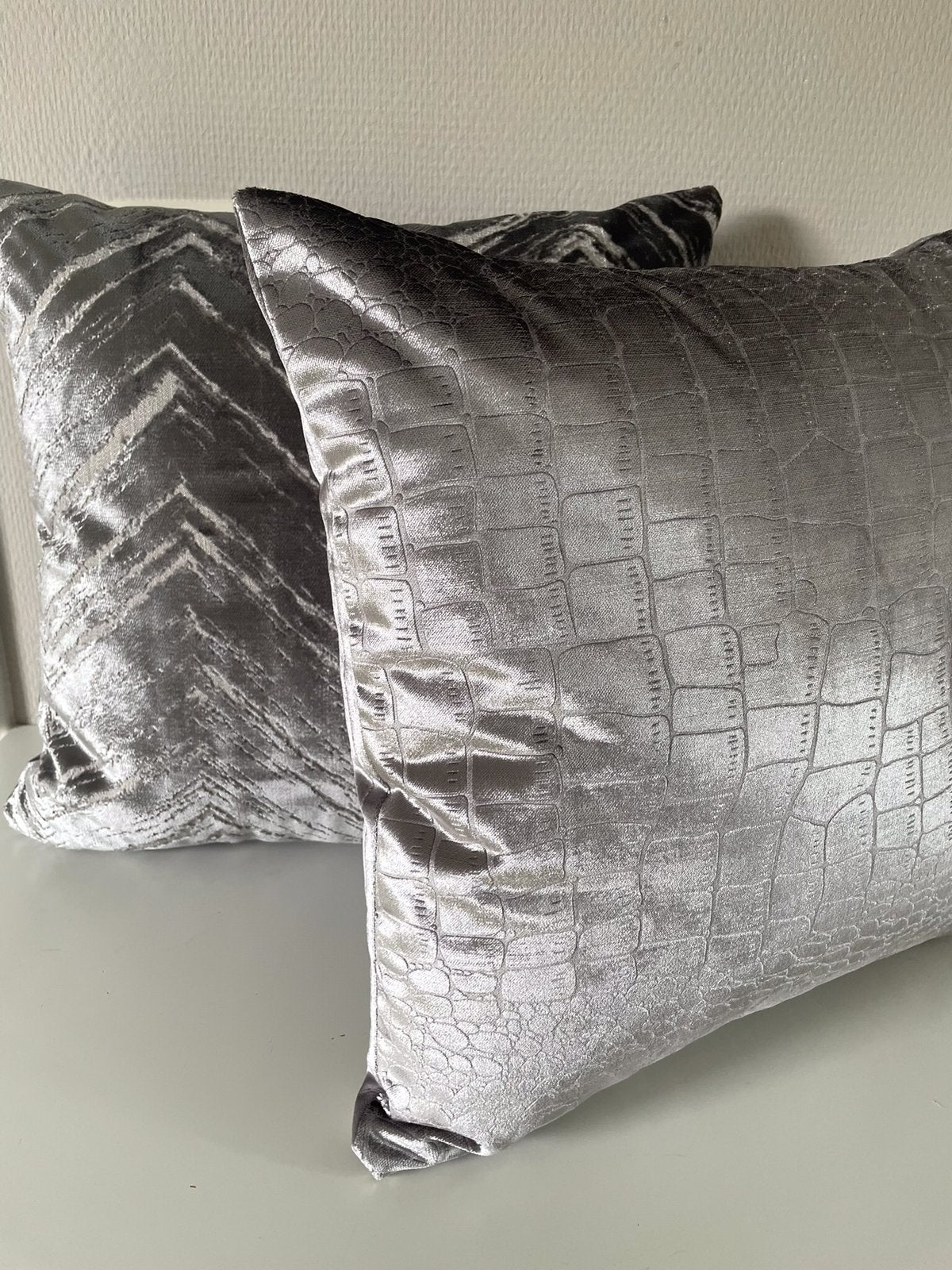 Luxe sierkussens in metallic grijs, Huis en Inrichting, Ophalen of Verzenden, Nieuw, Grijs, Sierkussen