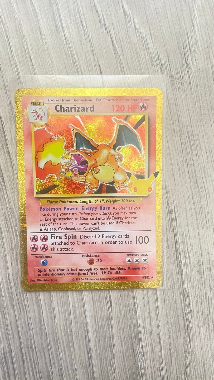 Charizard 30th anniversary Kaart, Ophalen of Verzenden, Zo goed als nieuw, Losse kaart, Foil