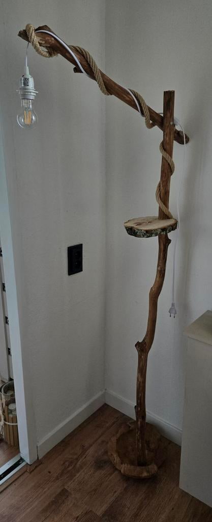 Houten vloerlamp met touw en plankje, Ophalen