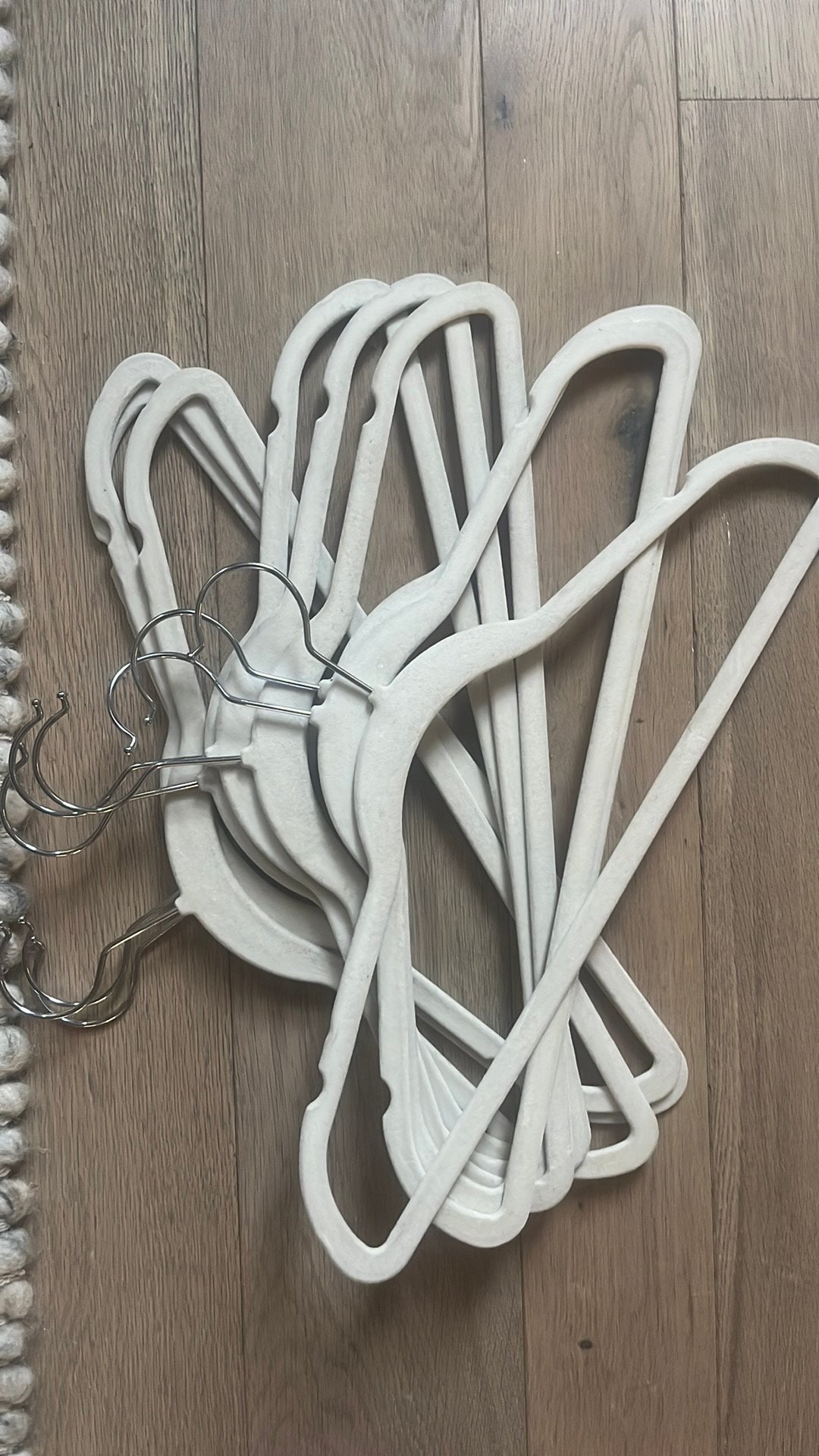 Velvet hangers wit suede ecru home deco, Kleding | Dames, Kledinghangers, Ophalen of Verzenden, Zo goed als nieuw, Hout
