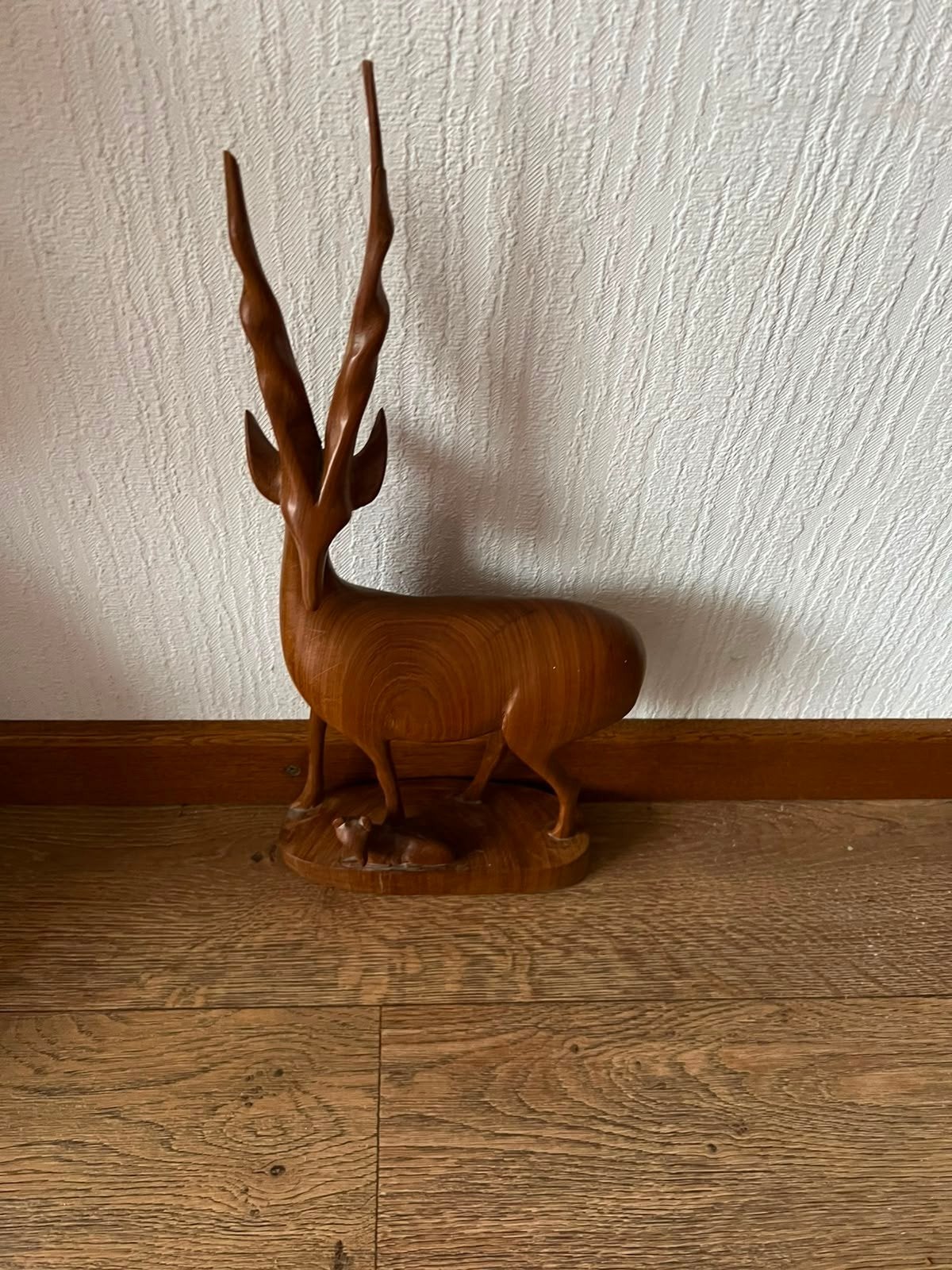 Mooi houten beeldje van een hert met kalf, 46 cm hoog, Antiek en Kunst, Ophalen of Verzenden, Zoogdier, 20 - 50 cm, Beeld