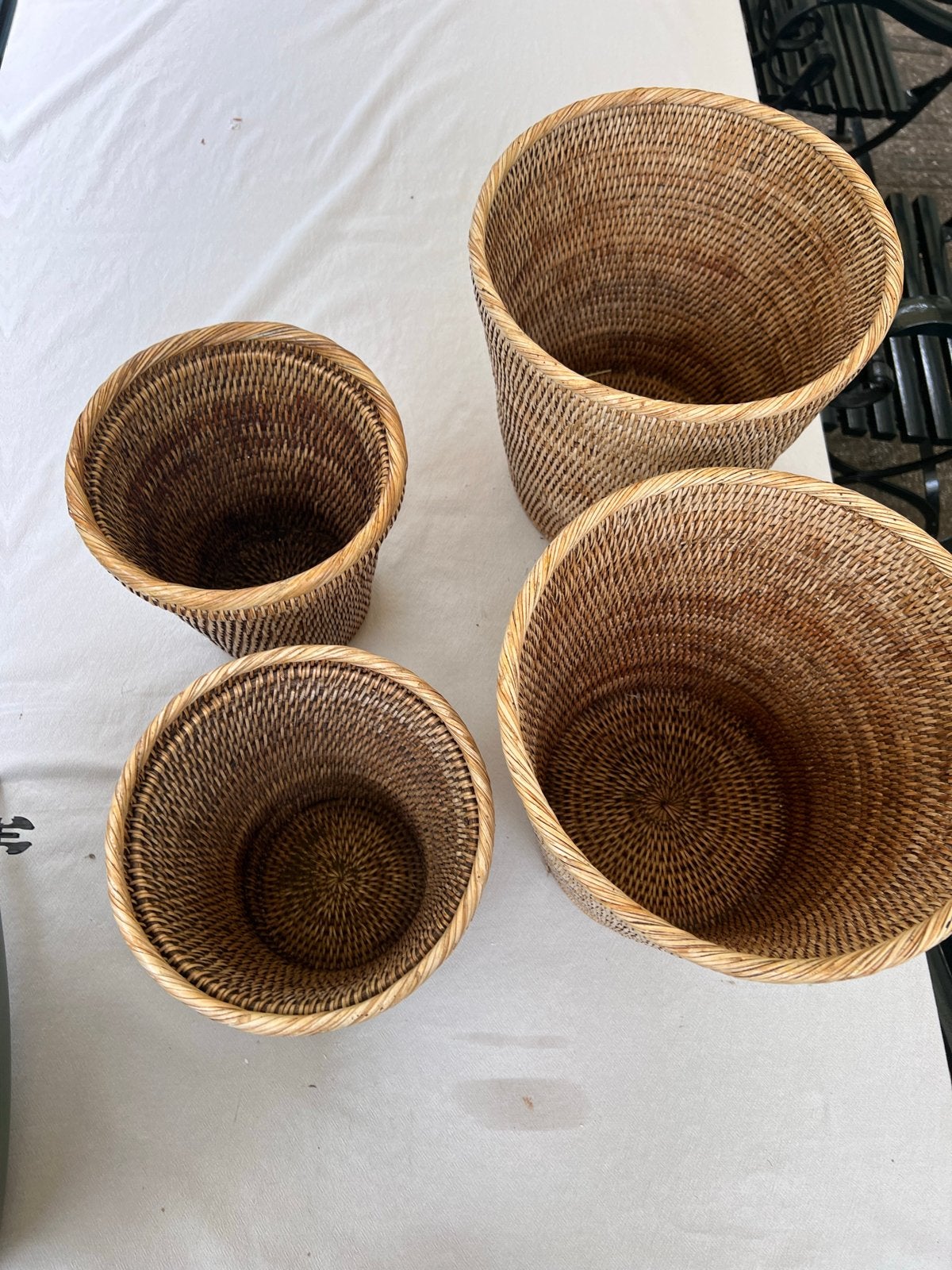 Set van 4 rieten manden/plantenbakken, Ophalen, Gebruikt, Gevlochten, Mand
