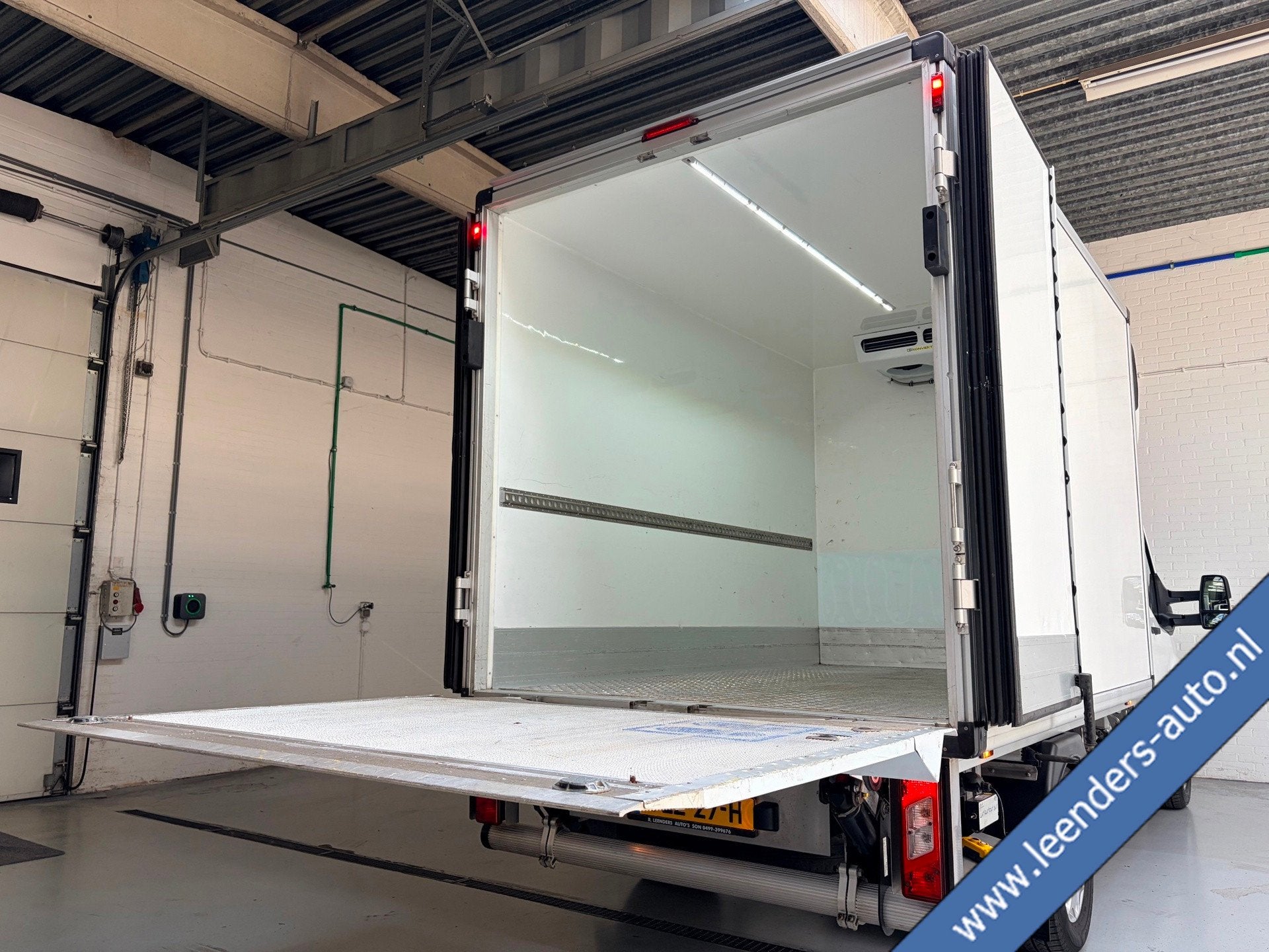 Ford Transit KOELWAGEN BAKWAGEN LAADKLEP AUTOMAAT 350 2.0 TD, Dealer onderhouden, Stof, 4 cilinders, Met garantie (alle)