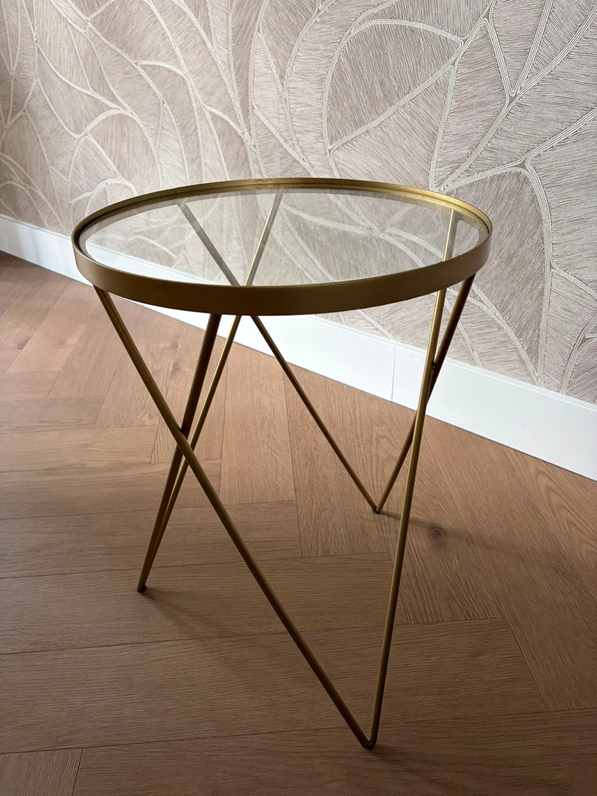 Gouden bijzettafel met glazen blad, Huis en Inrichting, Tafels | Bijzettafels, Minder dan 55 cm, Gebruikt, Metaal of Aluminium