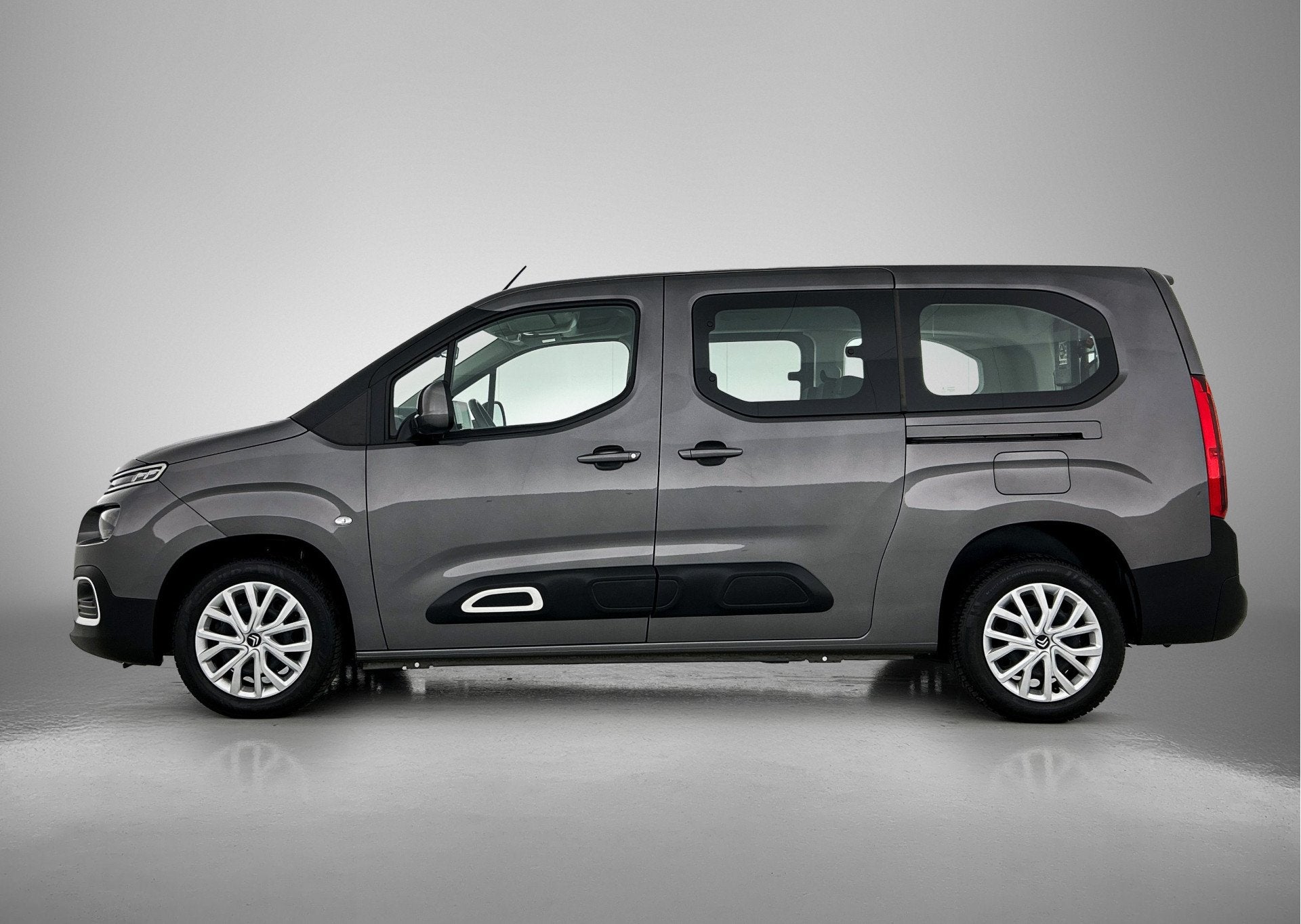 Citroën Berlingo XL 1.2 Puretech Shine Direct leverbaar! Ro, Automaat, 12 maanden, Stof, Gebruikt