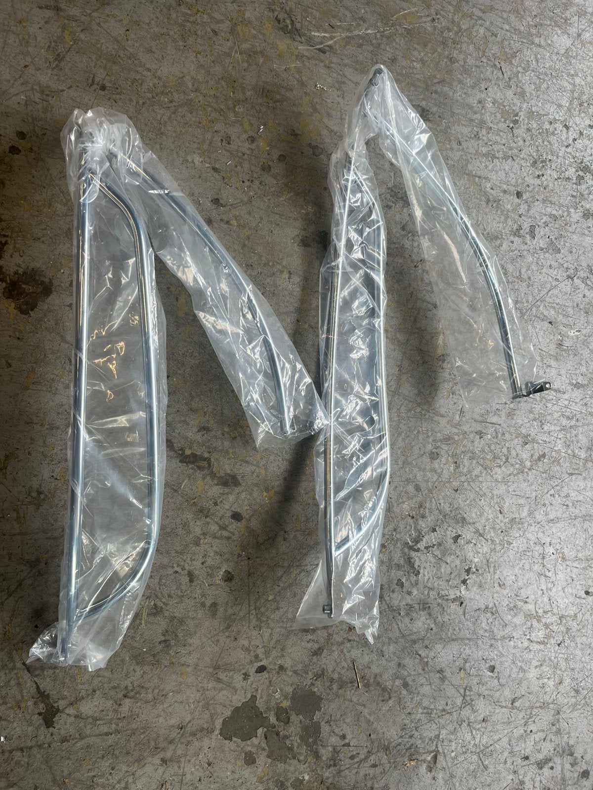 Chrome valbeugels achter vespa, Ophalen