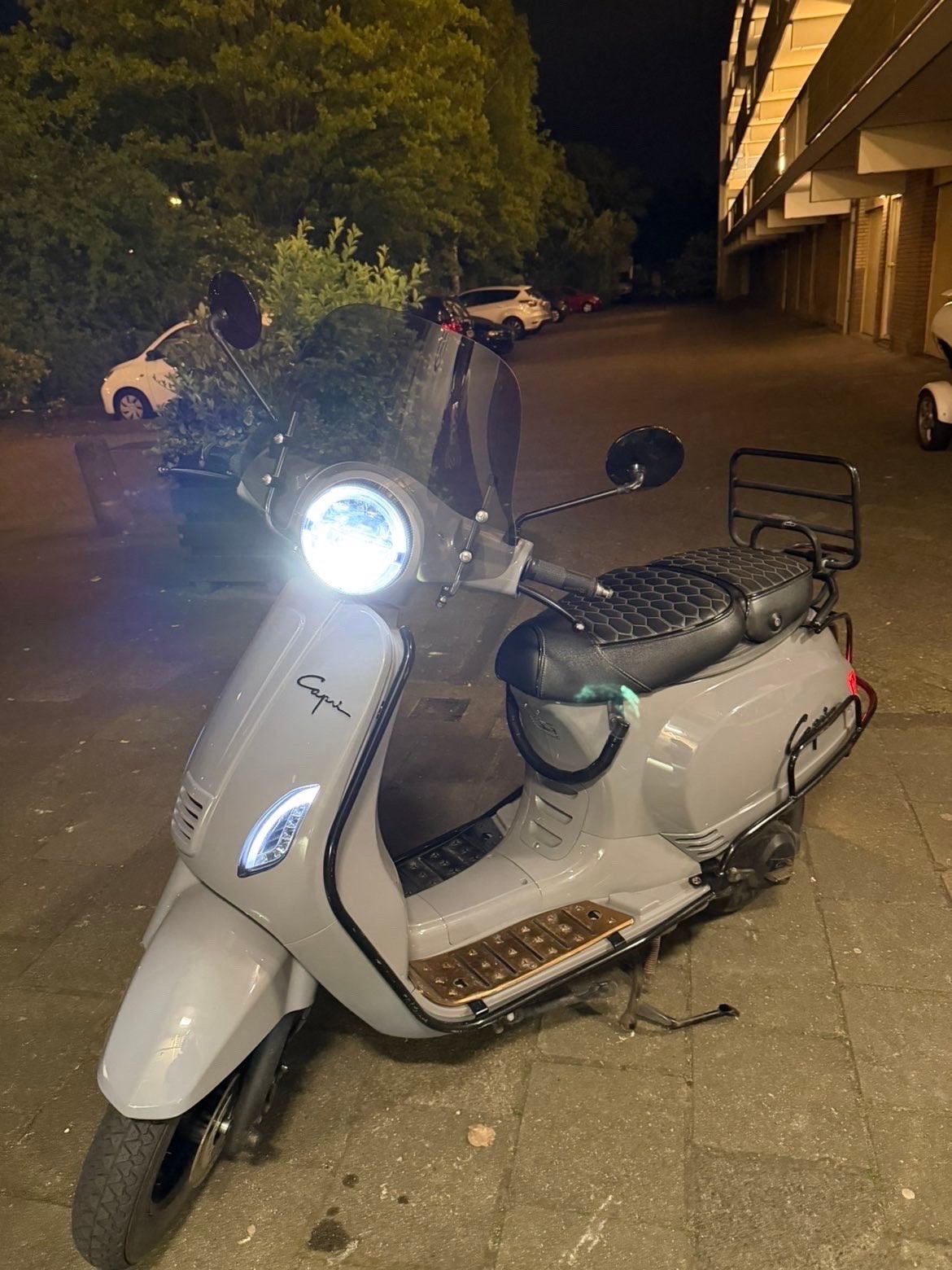 Capri Scooter 2024 - Zo goed als nieuw, incl. 2 helmen, Fietsen en Brommers, Ophalen of Verzenden, Zo goed als nieuw