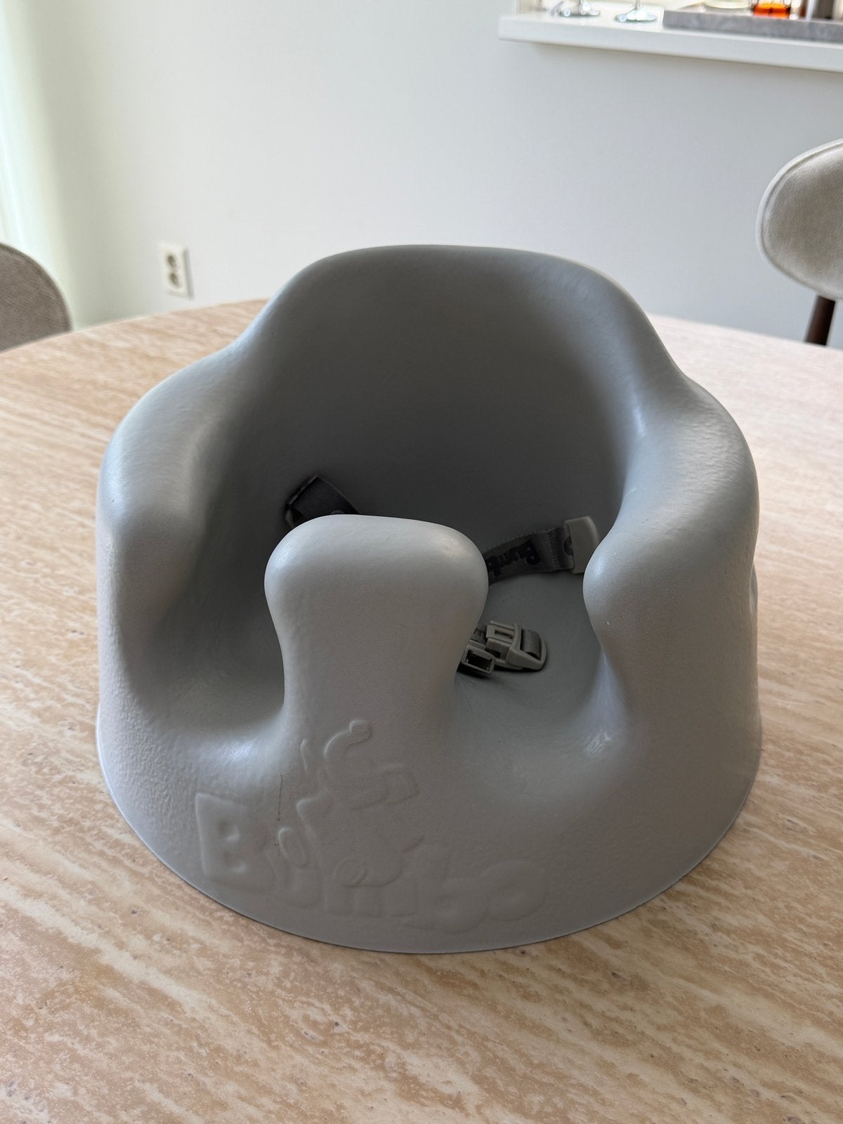 Bumbo vloerstoeltje grijs met veiligheidsgordel, Kinderen en Baby's, Kinderstoelen, Ophalen, Gebruikt, Overige typen, Gordel(s)