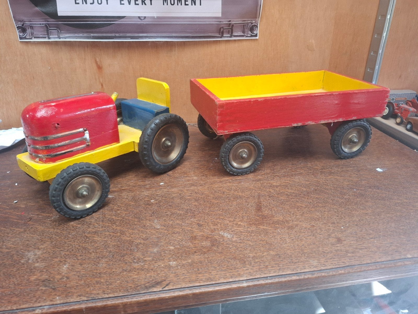 Vintage houten tractor met aanhanger - rood en geel, Ophalen of Verzenden