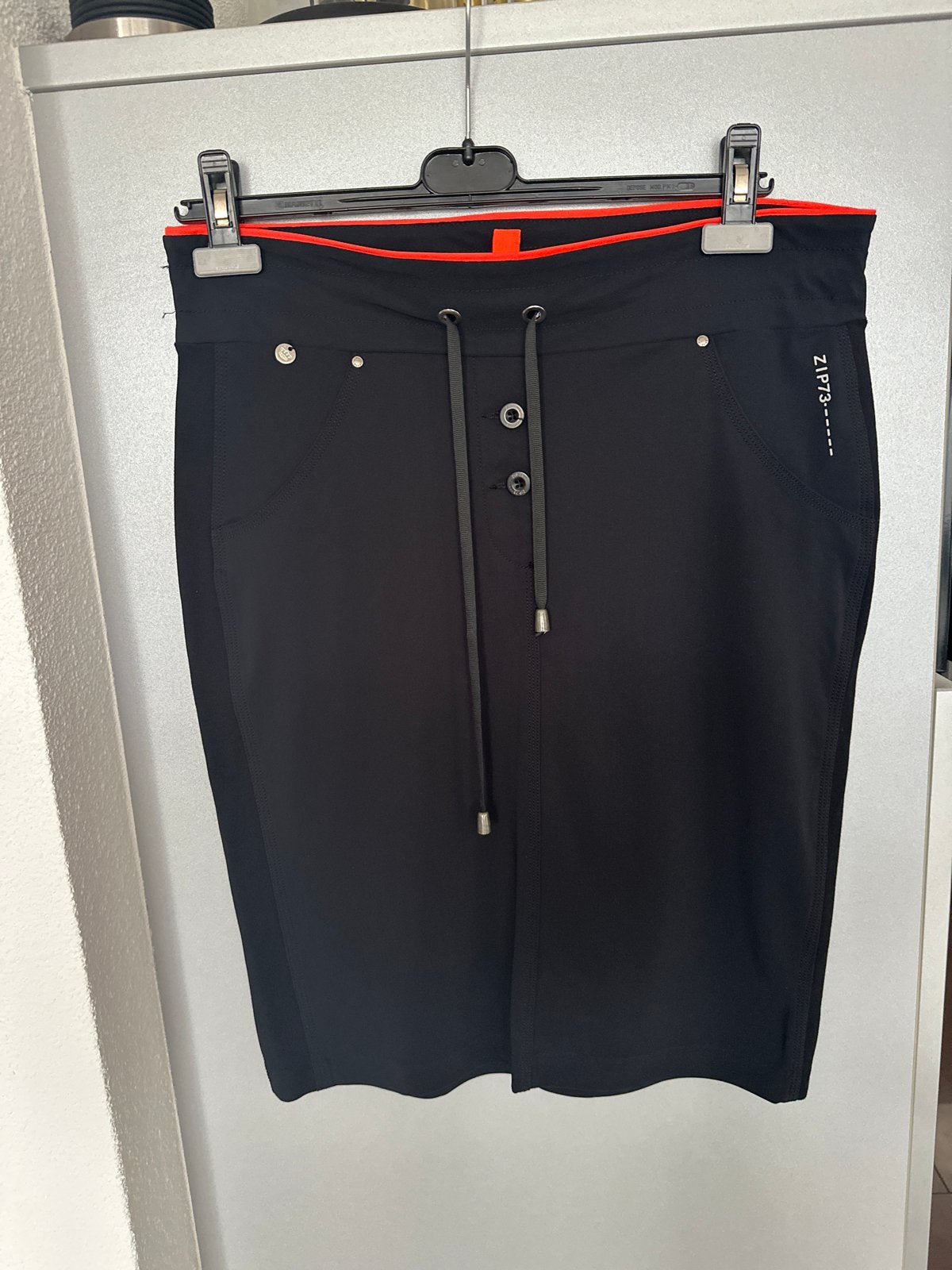 Zwarte Rok Zipp73 met trekkoord, Kleding | Dames, Ophalen of Verzenden, Zo goed als nieuw, Zwart, Knielengte