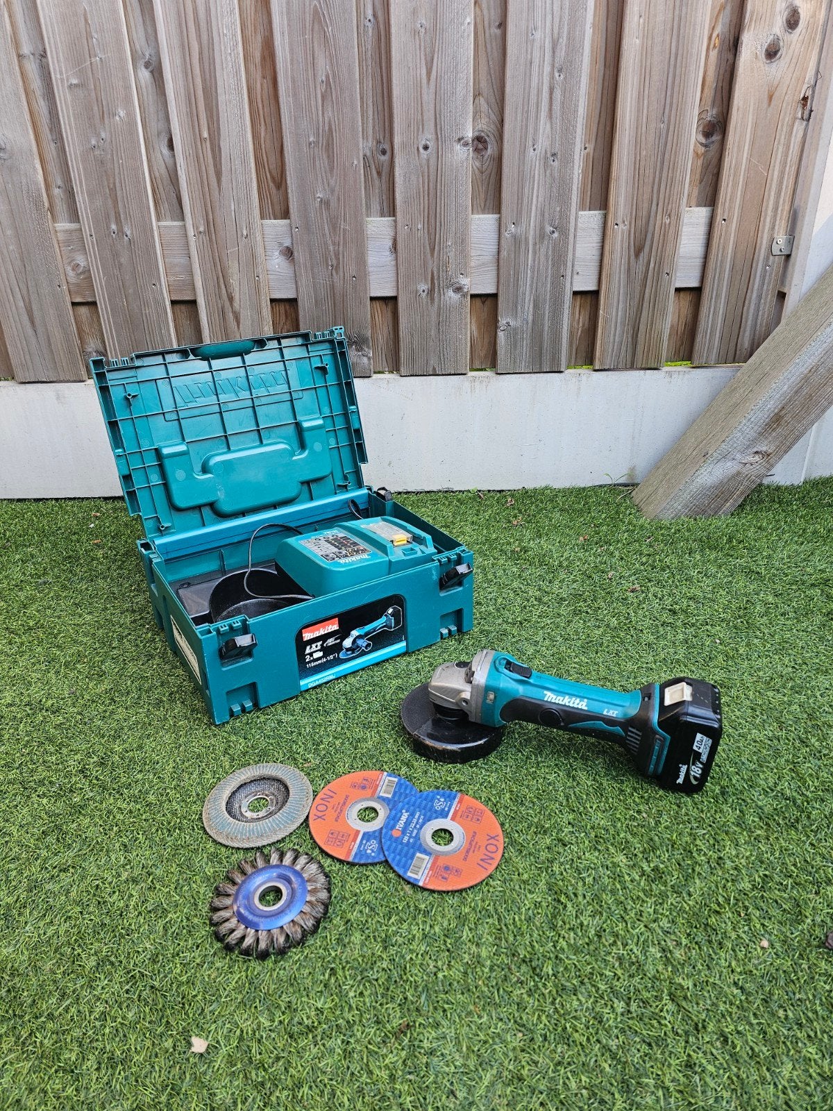 Makita haakse slijptol met accu, lader en schijven, Ophalen, Gebruikt, 1000 watt of meer, Haakse handslijpmachine