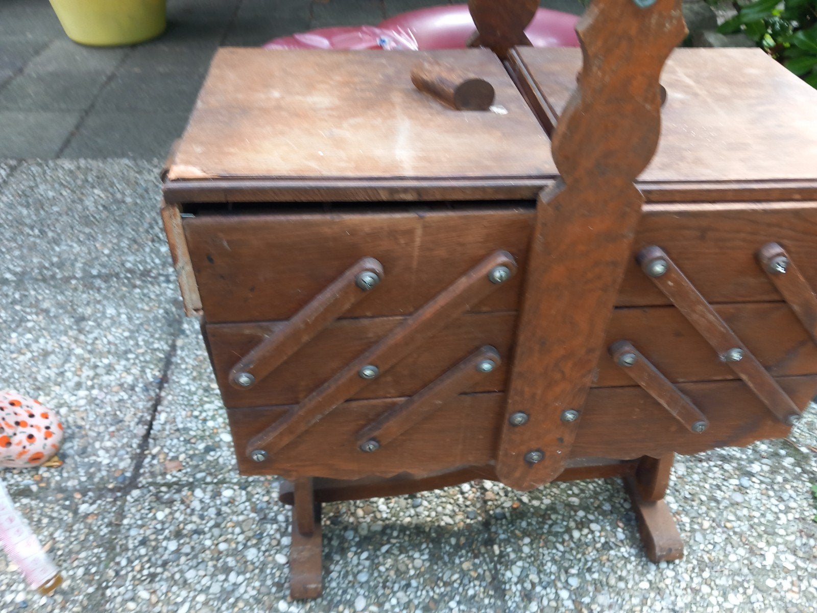 Vintage houten naaidoos op poten, uitschuifbaar, Ophalen, Gebruikt