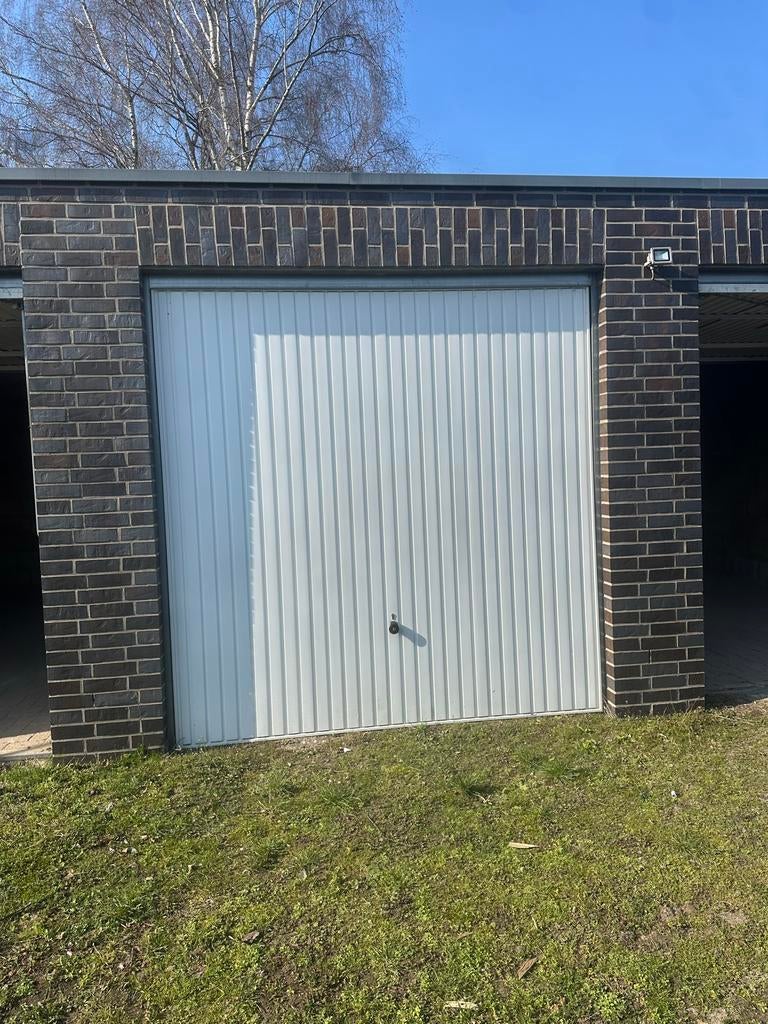 Grote garage 3 boxen zonder tussenschot +caravan staanplaats