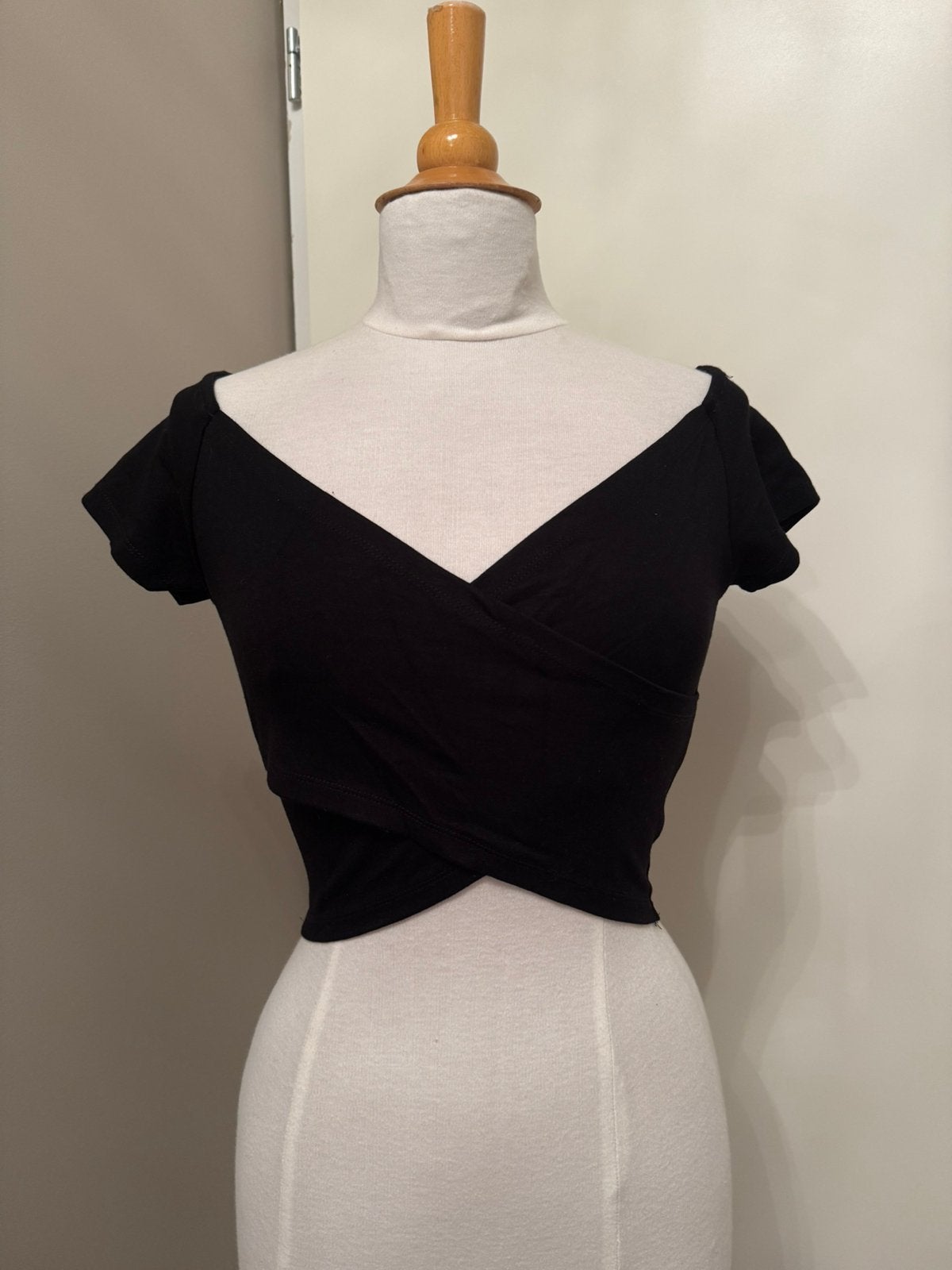 Off the shoulder zwarte crop top, maat S, Kleding | Dames, Tops, Zwart, Ophalen of Verzenden, Zo goed als nieuw, Korte mouw
