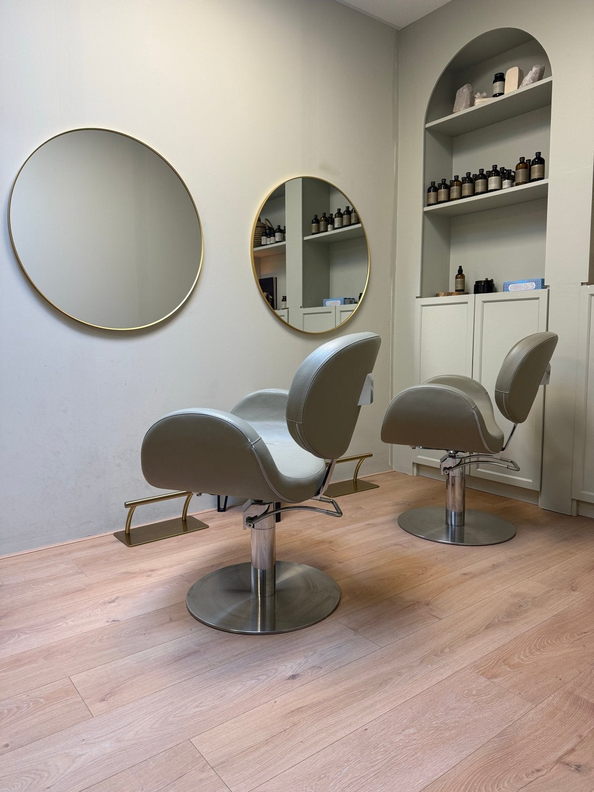 2 Luxe Kappersstoelen (Sibel) – Incl. spiegel en voetsteun, Werkplek, Ophalen, Gebruikt, Stoel