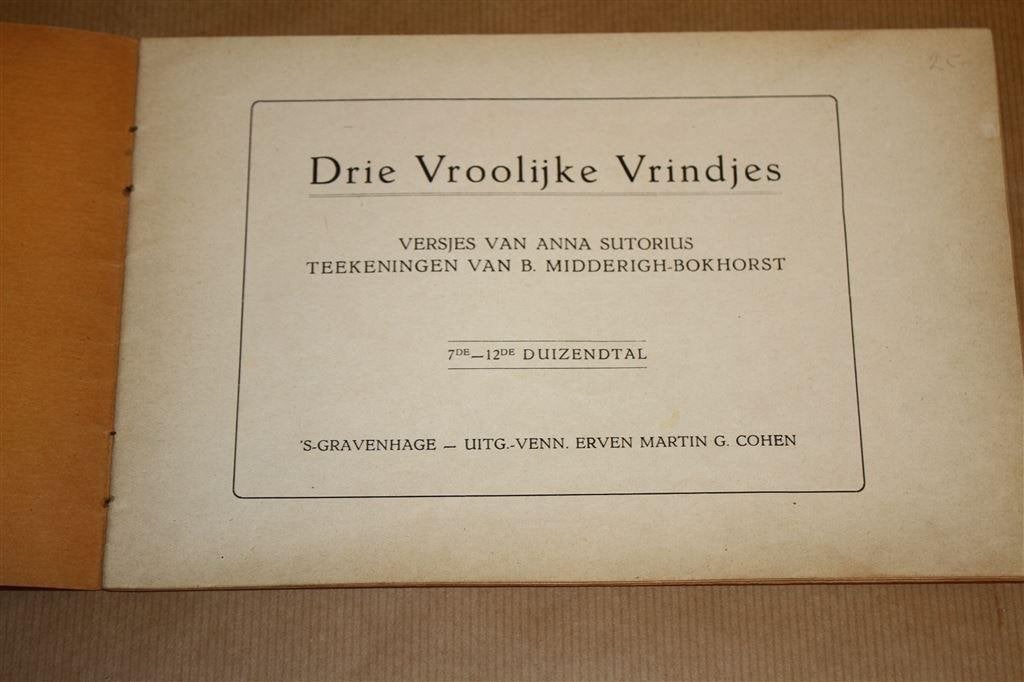 Drie vroolijke vrindjes. Voor school en huis, 1920., Ophalen of Verzenden, Gelezen