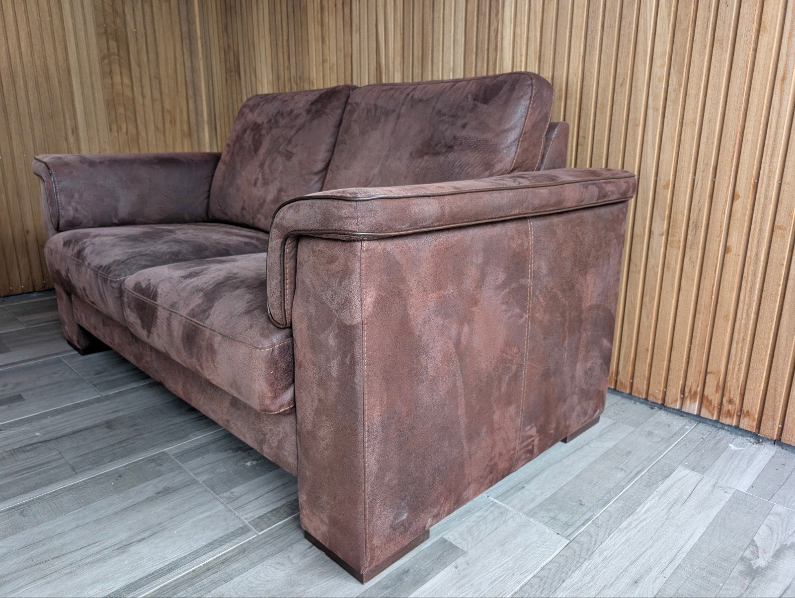 Comfortabele 2-zitsbank in bruin suède-look, Huis en Inrichting, Ophalen, Gebruikt, 150 tot 200 cm, Tweepersoons