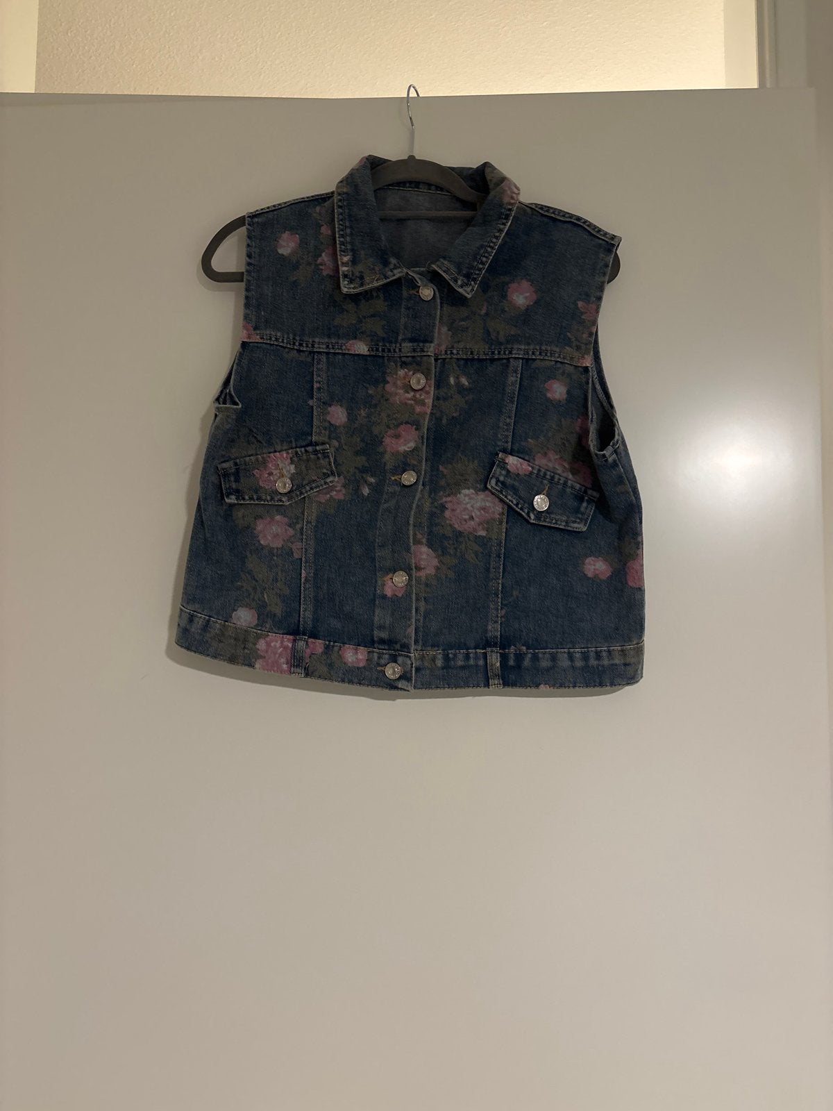 Denim Gilet met Bloemenprint - Maat L, Ophalen of Verzenden, Zo goed als nieuw, Maat 42/44 (L), Blauw