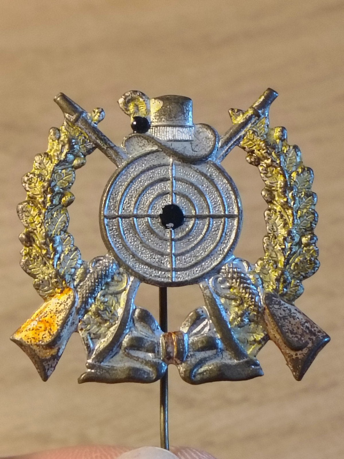 Waarschijnlijk WO II Schutters insigne Speldje Steekspeld, Ophalen of Verzenden, Embleem of Badge