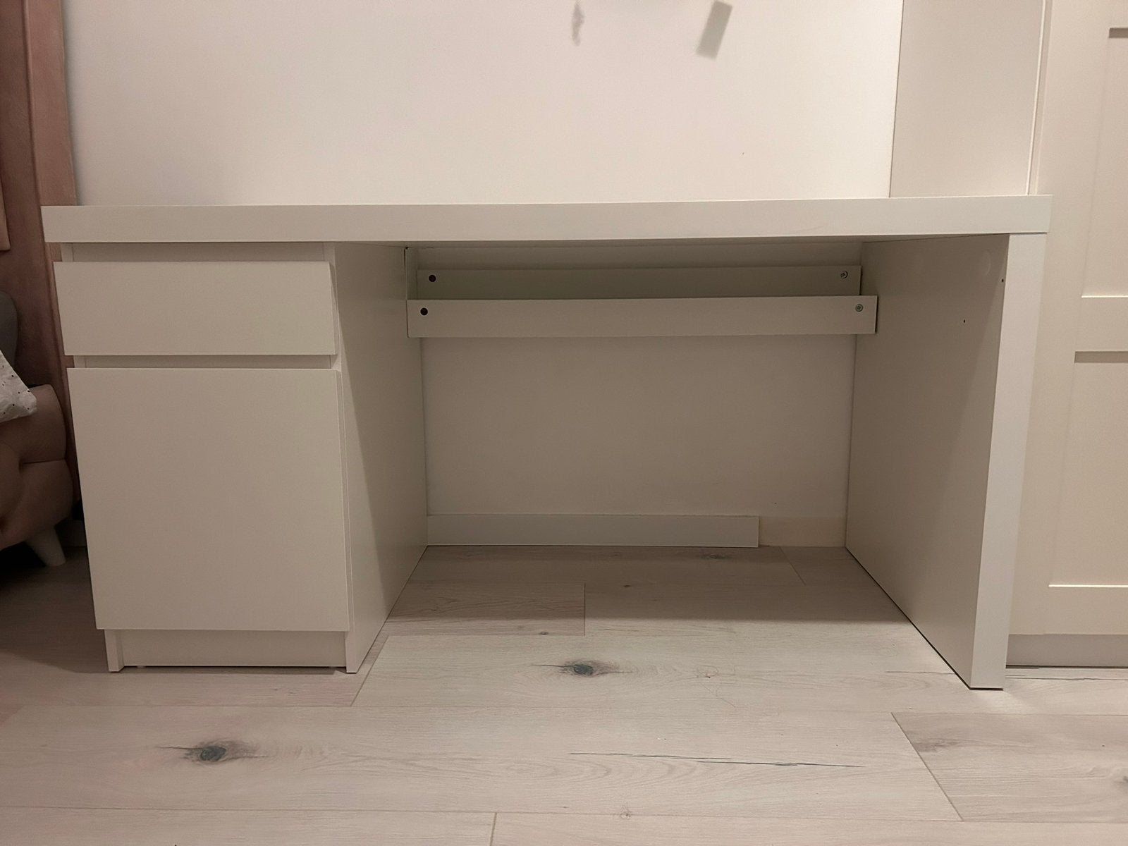 Witte bureau, Ophalen, Met lades, Zo goed als nieuw, IKEA