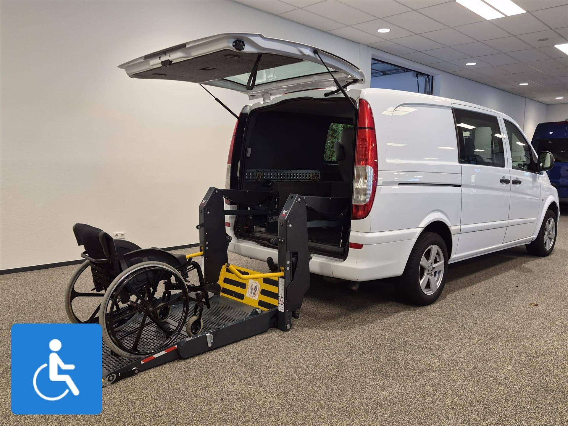 Mercedes-Benz Vito L2H1 Rolstoelbus, 12 maanden, Achterwielaandrijving, Gebruikt, 4 cilinders