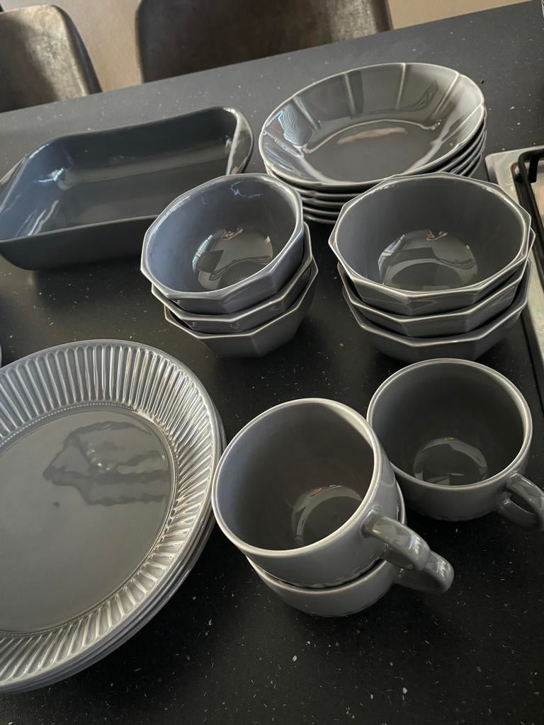 Zeer uitgebreide servies set grijs, Huis en Inrichting, Keuken | Potten en Pannen, Ophalen, Zo goed als nieuw, Overige materialen