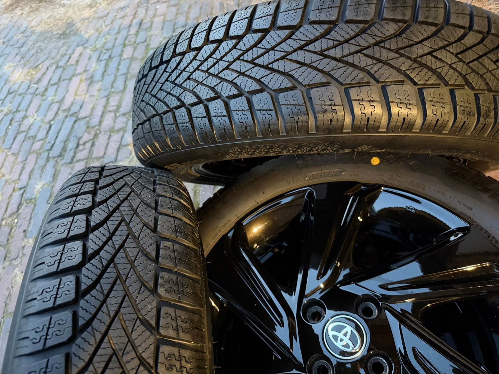 NIEUWE (demo) zwarte 17” Toyota Aygo X velgen + winterbanden, 175 mm, Banden en Velgen, Nieuw, 17 inch