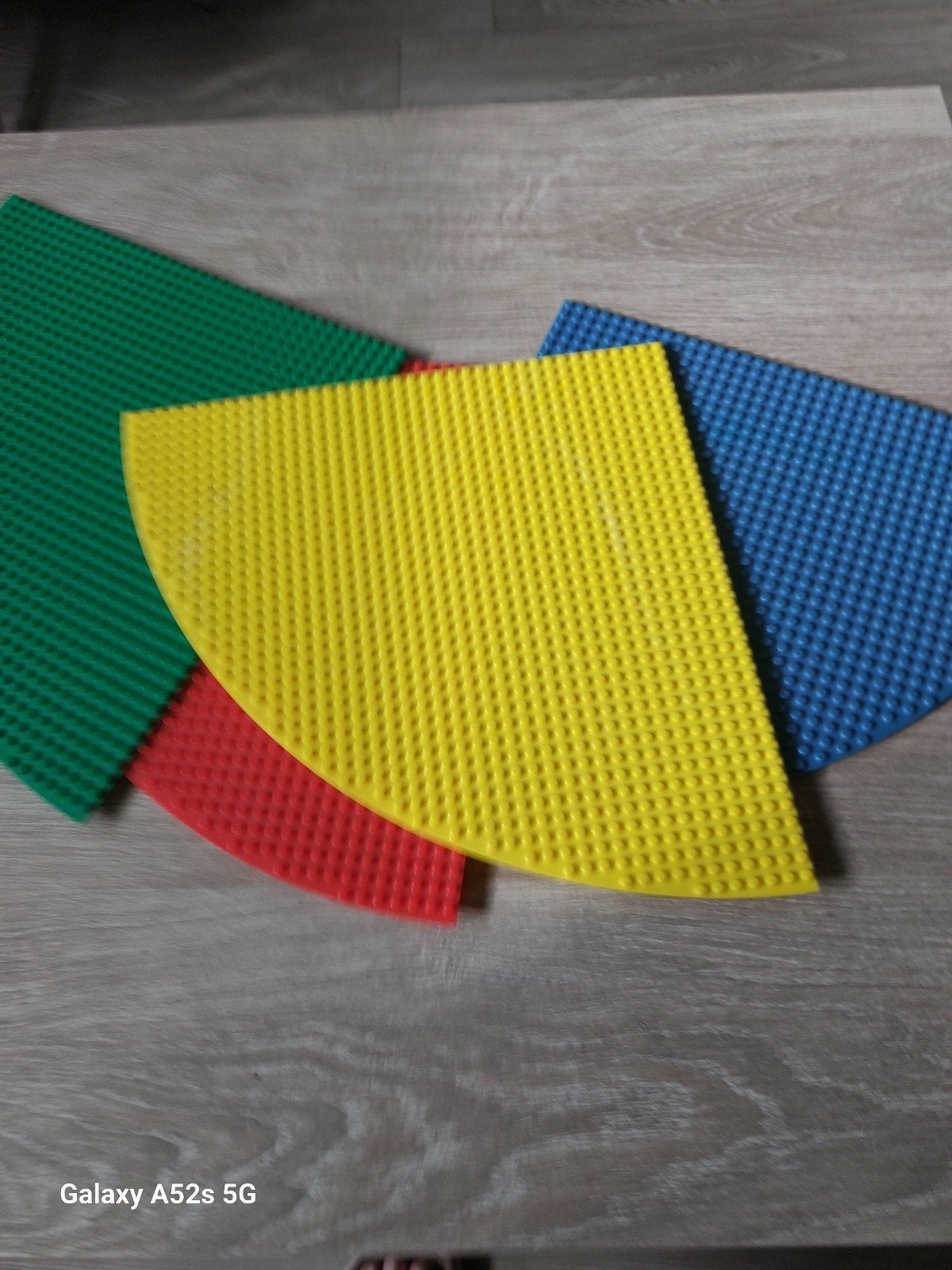 Vier  lego platen driehoeken., Ophalen