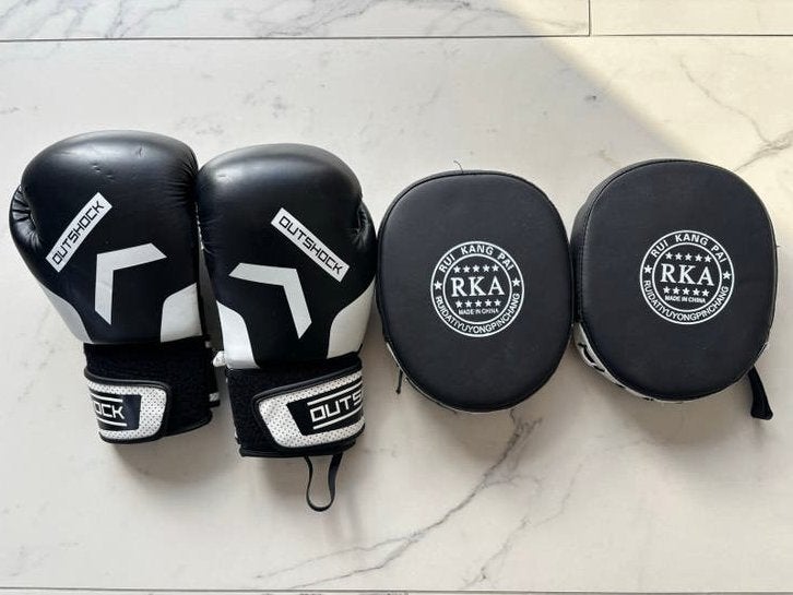 Bokshandschoenen 16oz zwart en Rui Kang Pai training pads, Sport en Fitness, Vechtsporten en Zelfverdediging, Ophalen of Verzenden