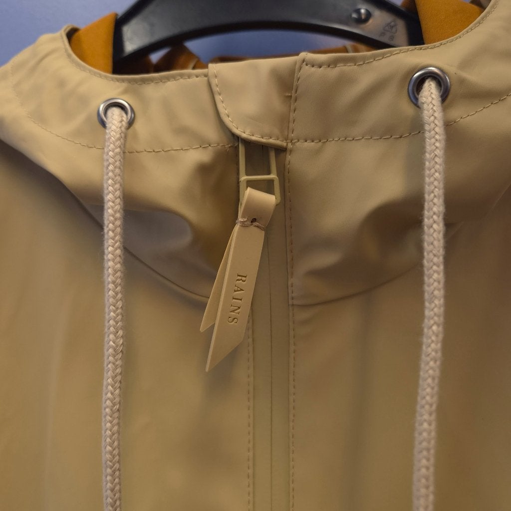 Rains lange regenjas beige/khaki maat M/L unisex nr 51995, Kleding | Dames, Maat 38/40 (M), Rains, Rains, Beige