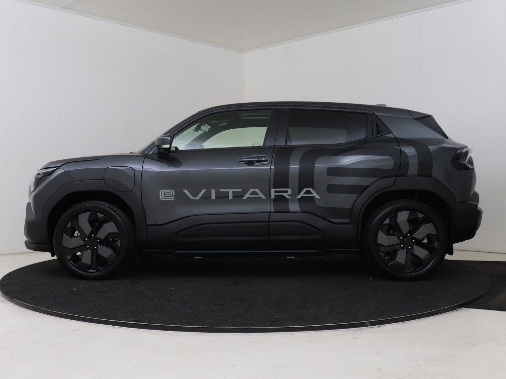 Suzuki e Vitara Style 61 kWh *NIEUW* (bj 2026, automaat), Auto's, 12 maanden, Zwart, Leder en Stof, Nieuw