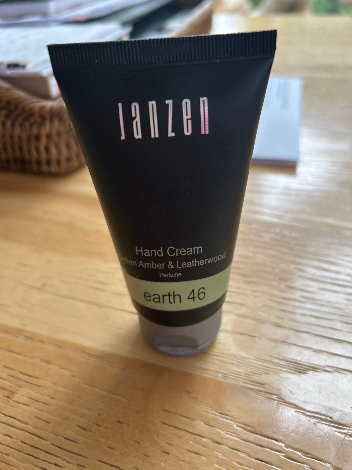 Janzen Handcrème Earth 46 - Green Amber & Leatherwood, Sieraden, Tassen en Uiterlijk, Ophalen of Verzenden, Zo goed als nieuw