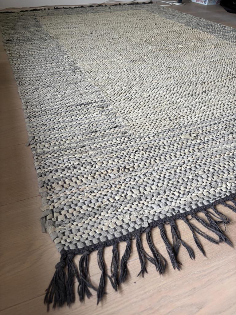 Gevlochten leren vloerkleed in grijs en beige, Ophalen, Gebruikt, 150 tot 200 cm, 200 cm of meer