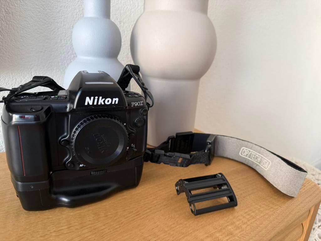 Nikon F90X body met batterijgrip, Audio, Tv en Foto, Fotocamera's Analoog, Ophalen of Verzenden, Zo goed als nieuw, Spiegelreflex