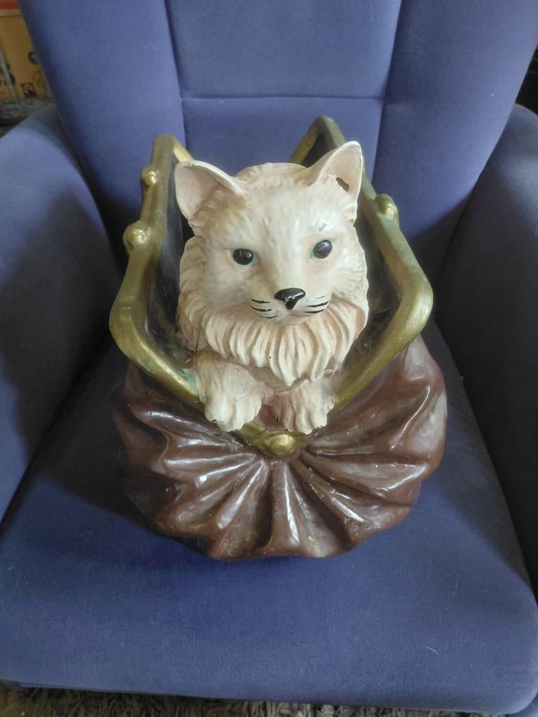 Decoratieve kat in tas beeldje, Verzamelen, Beelden en Beeldjes, Ophalen, Gebruikt, Dier