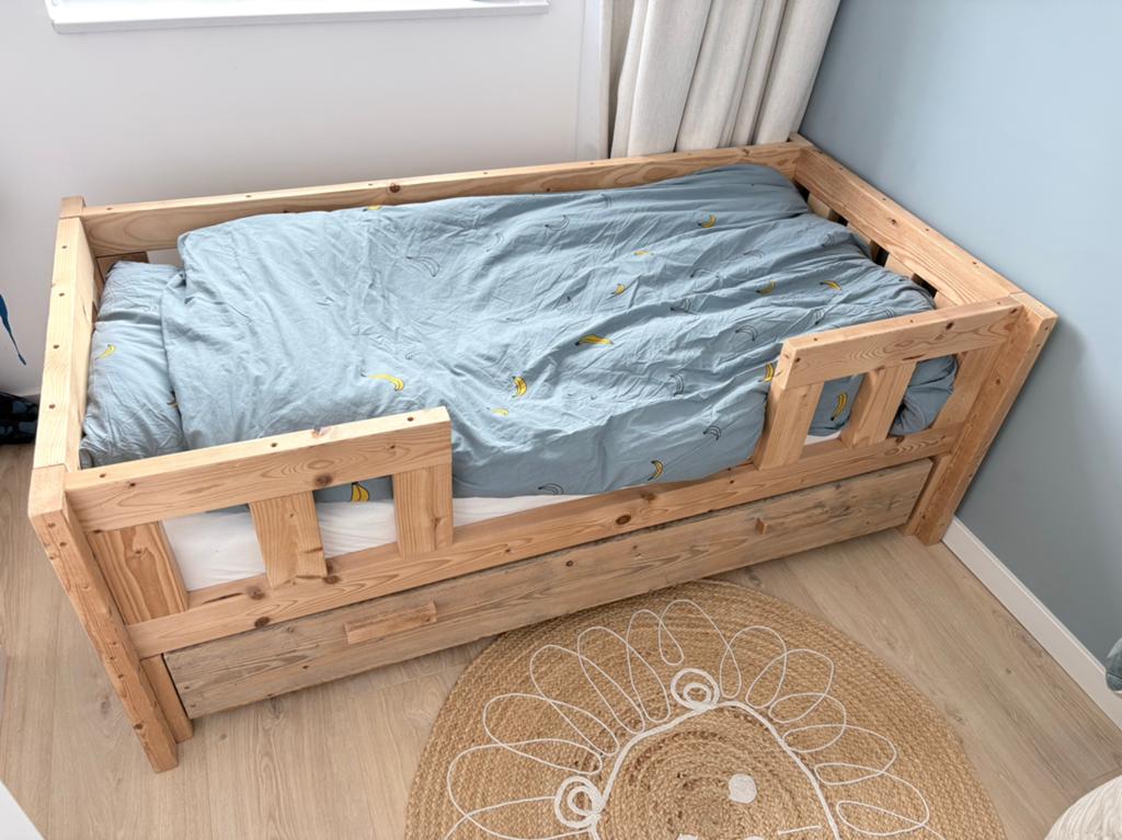 Peuterbed van steigerhout, Ophalen, 85 tot 100 cm, Gebruikt, Matras