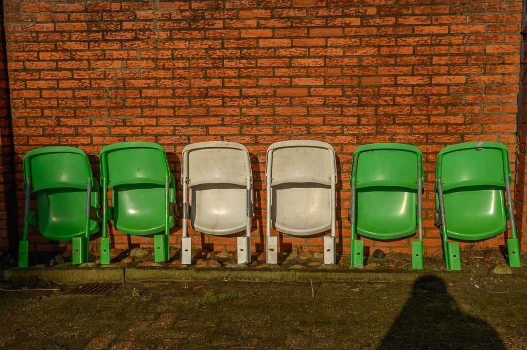 Partij FC Groningen stadionstoelen 6 stuk wit en groen., Overige kleuren, Ophalen of Verzenden, Stadionstoelen, robuust, functioneel