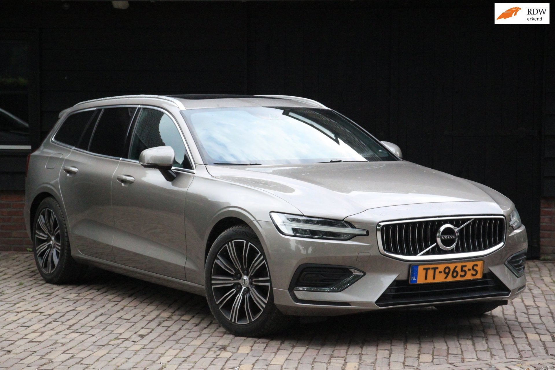 Volvo V60 2.0 T5 Inscription Panorama-Elek,Dak/Leer/Camera/T, 15 km/l, 4 cilinders, 1969 cc, 93 €/maand