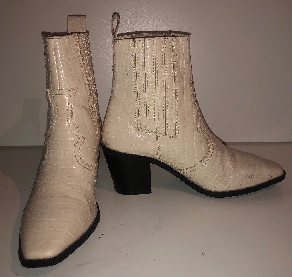 Stradivarius lakleren witte cowboy laarzen mt 37, Hoge laarzen, Wit, Ophalen of Verzenden, Zo goed als nieuw