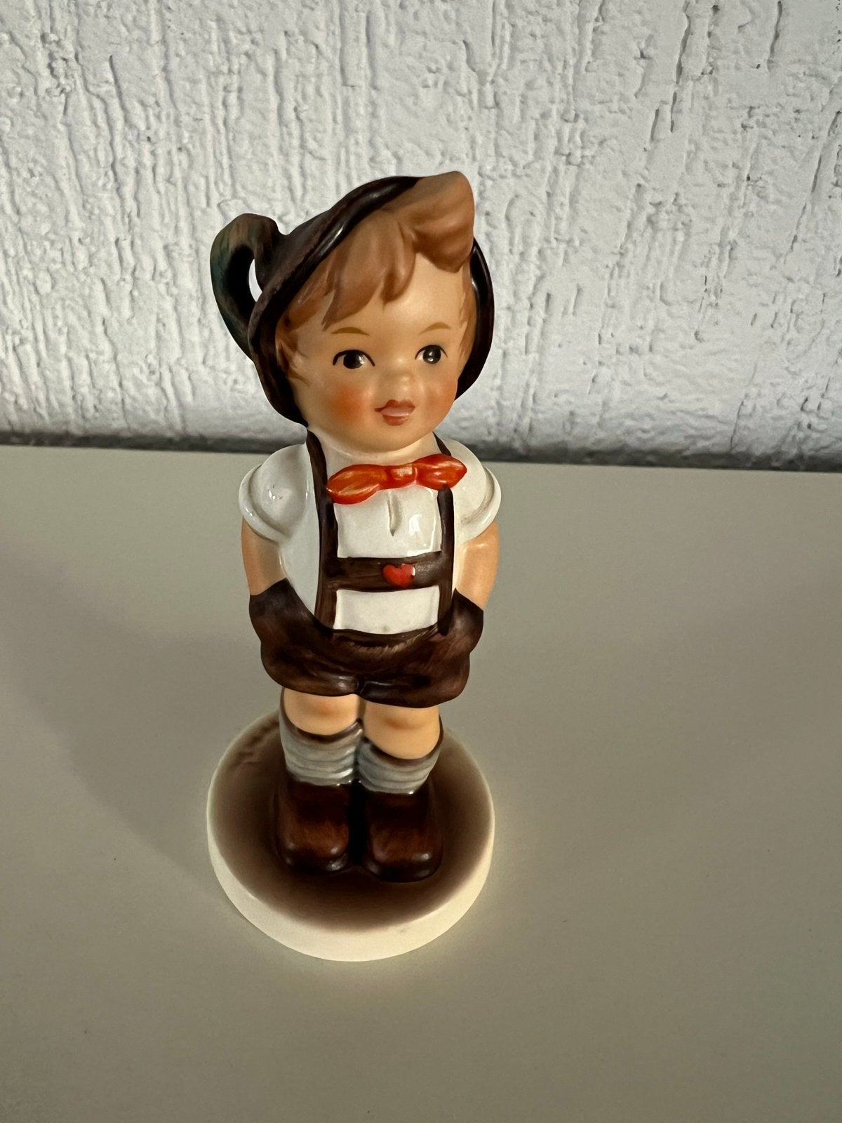 Hummel beeldje jongen, M.I. Hummel Club 1994/95, Ophalen of Verzenden, Zo goed als nieuw, Hummel