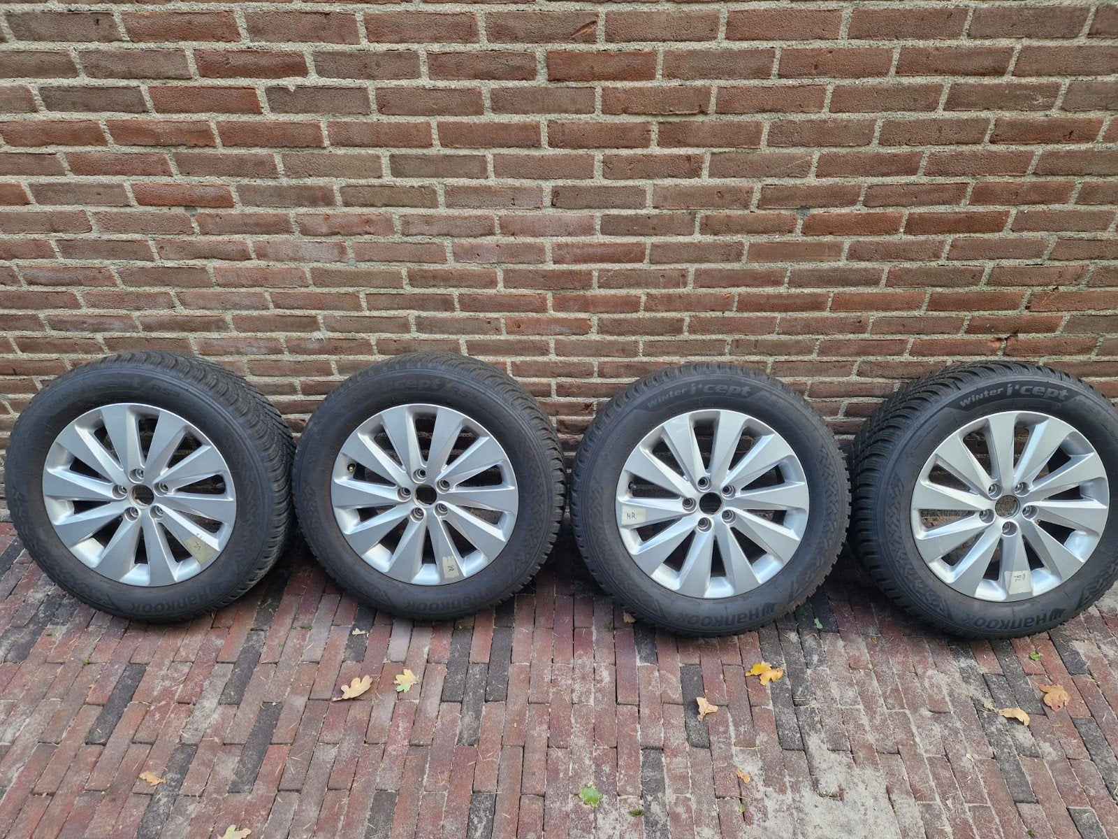 SEAT Arona 16 inch velgen + Hankook RS3 winterbanden, Ophalen, Gebruikt, 16 inch, Banden en Velgen