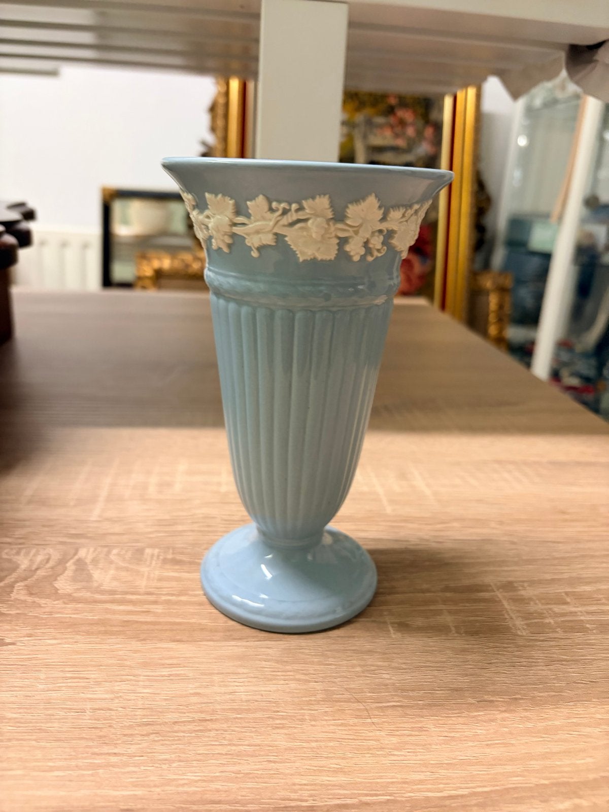 Wedgwood Queens Ware vaas - lichtblauw met druivenmotief, Antiek en Kunst, Antiek | Vazen, Ophalen of Verzenden