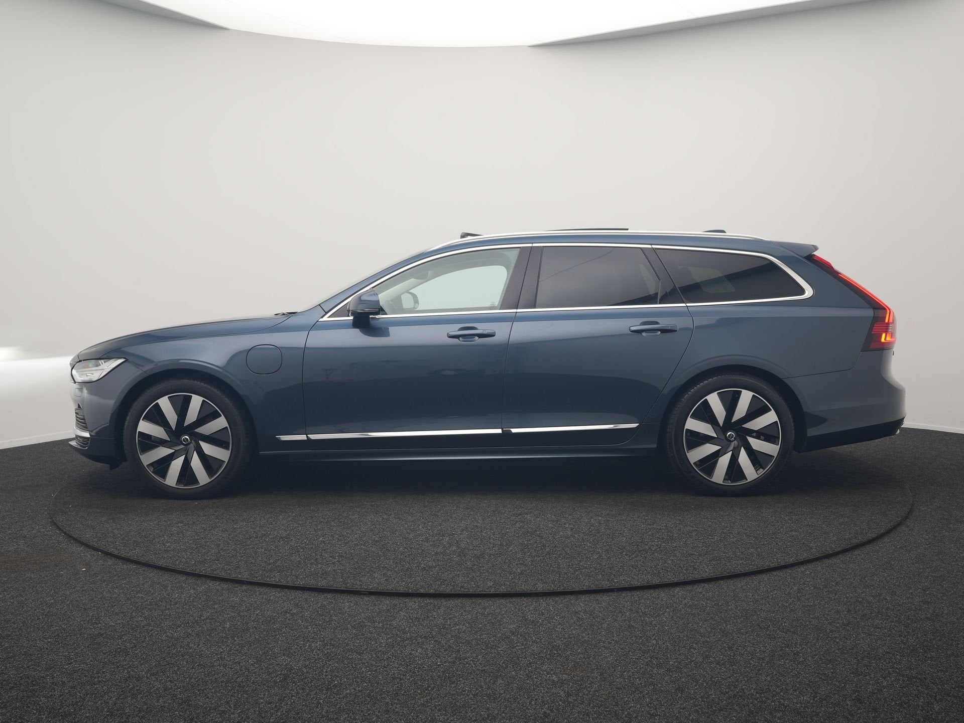 Volvo V90 T6 AWD Plus Bright LONG RANGE PHEV 350pk Dealer O., Auto's, Automaat, Zwart, 4 cilinders, 1969 cc