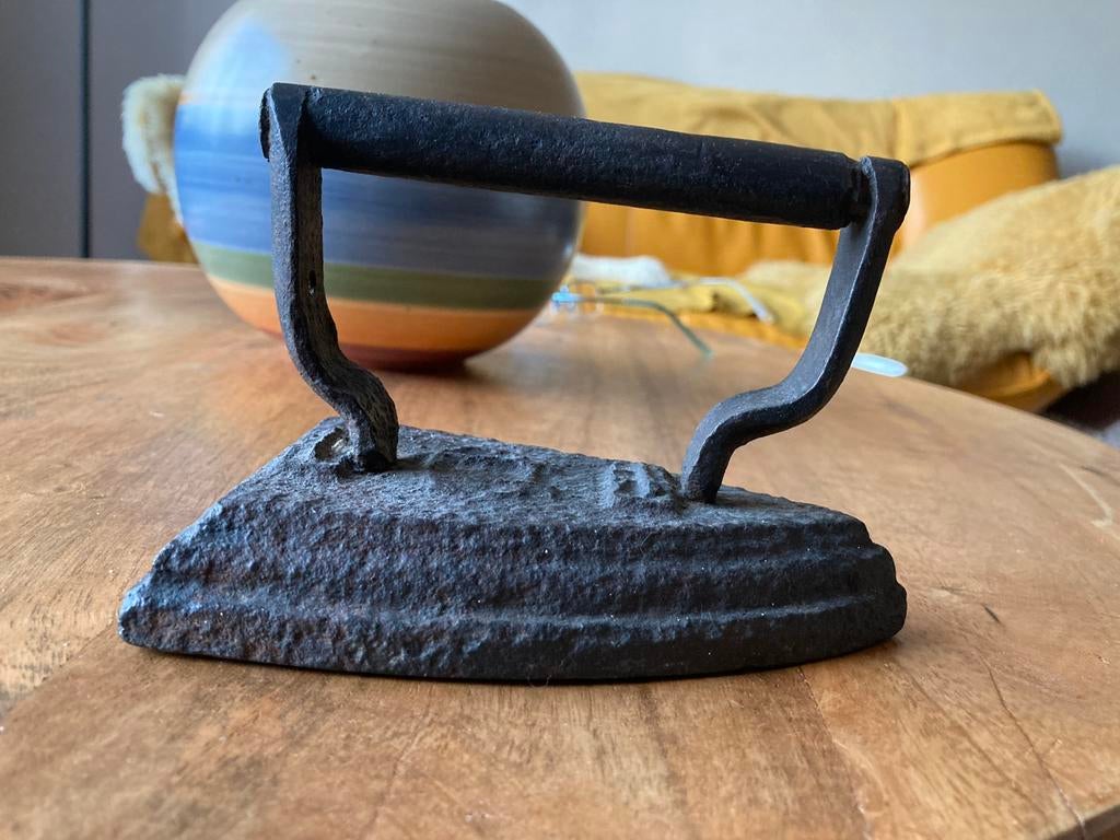 Antieke ijzeren strijkbout, kachelbout, 13,5 cm lang., Antiek en Kunst, Antiek | Gereedschap en Instrumenten, Ophalen of Verzenden
