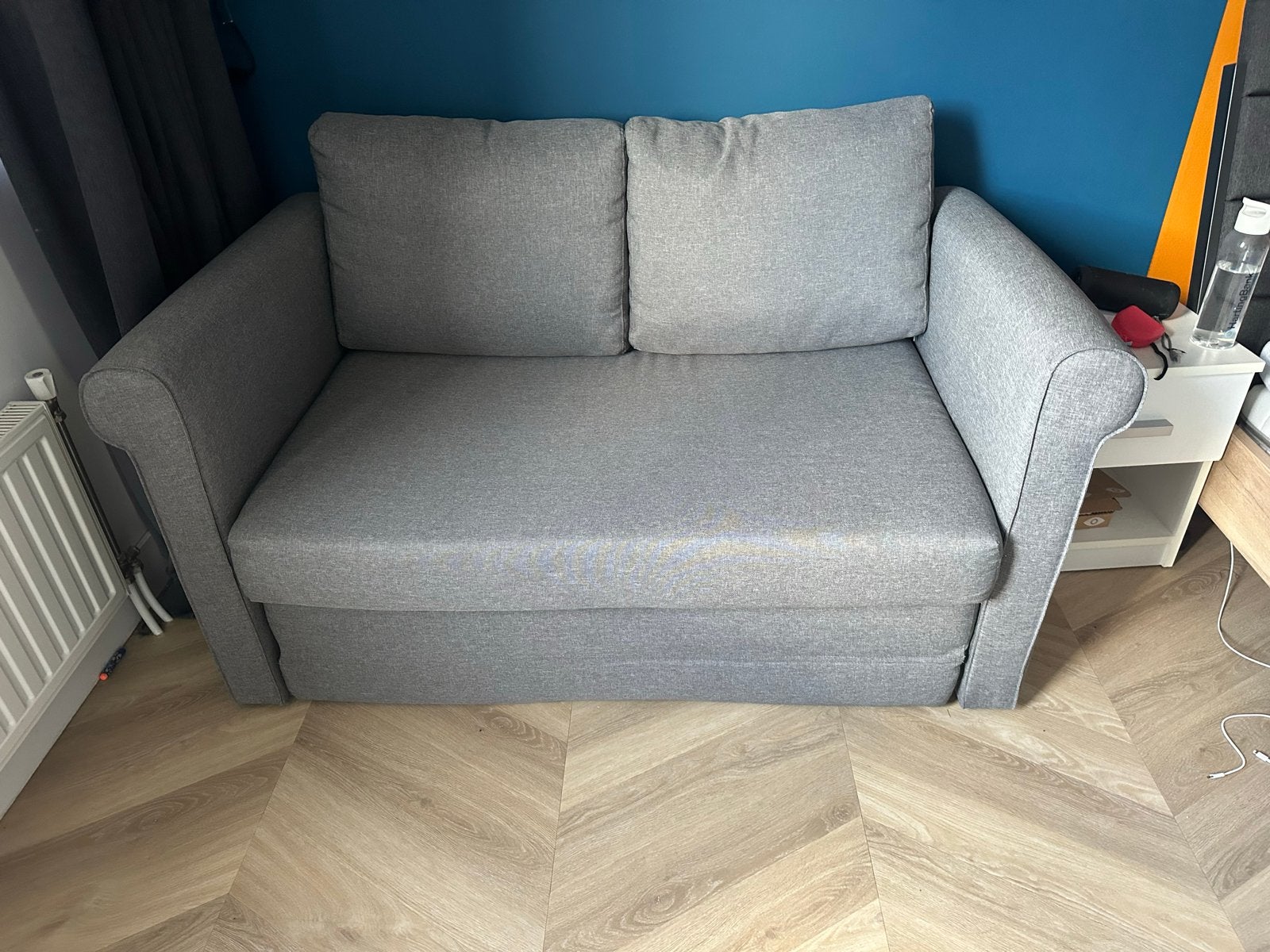 Grijze slaapbank - Comfortabel en praktisch, Huis en Inrichting, Ophalen, Gebruikt, Tweepersoons, 140 cm