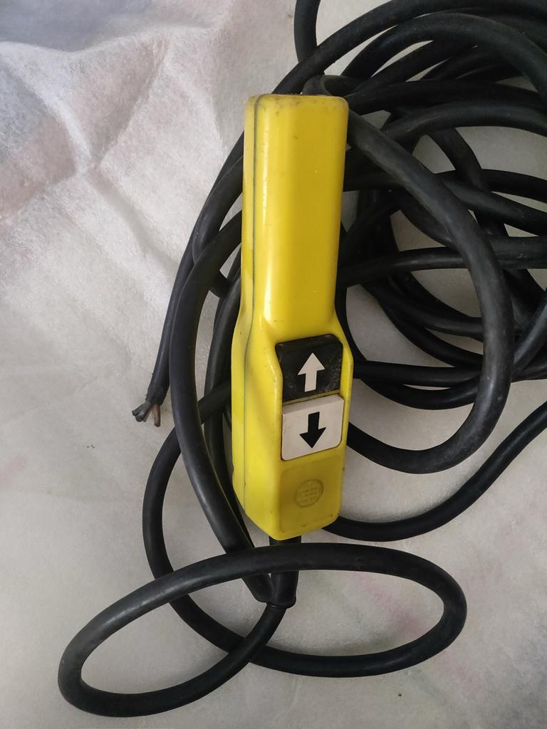 Afstandsbediening met kabel voor lier of takel, Doe-het-zelf en Verbouw, Lieren en Takels, Ophalen of Verzenden, Gebruikt, Elektrisch