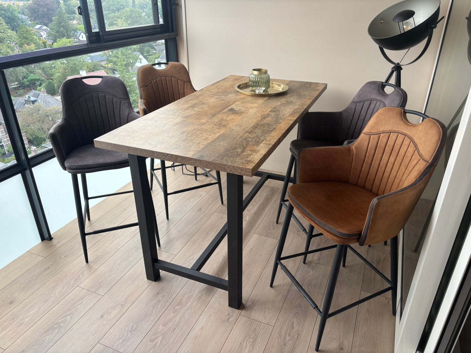 Eettafel/ bartafel met 4 stoelen, Ophalen, Met voetsteun, Zo goed als nieuw, 90 cm of meer