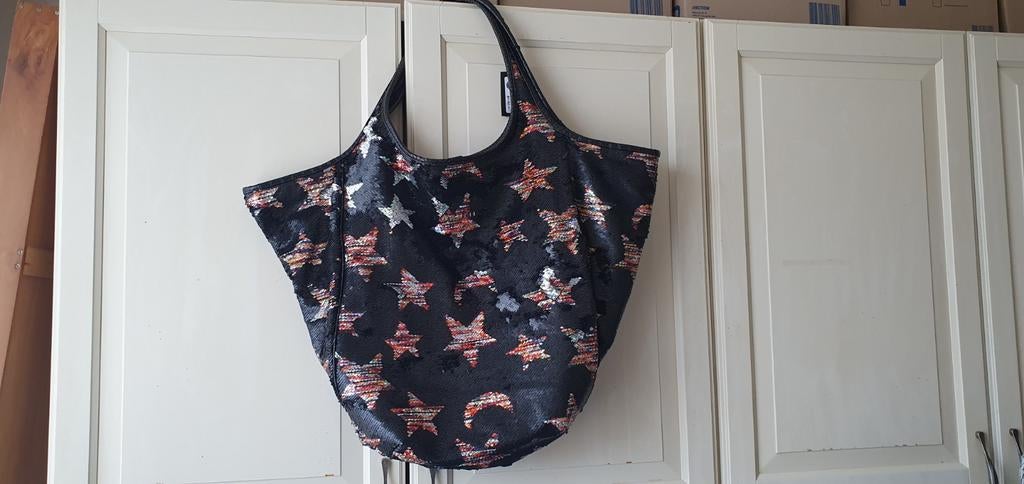 Grote zwarte shopper met pailletten sterren - UZURII, Sieraden, Tassen en Uiterlijk, Tassen | Damestassen, Ophalen of Verzenden